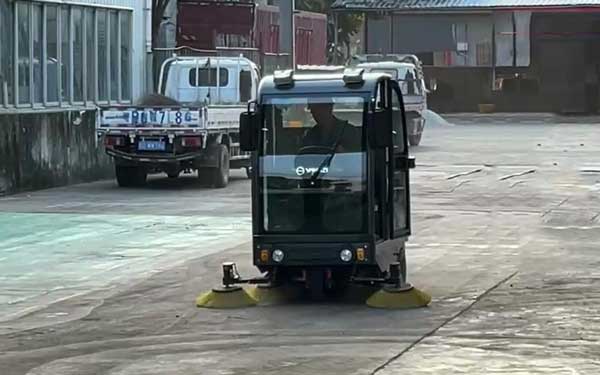 大型工業掃地機是如何運輸送貨的