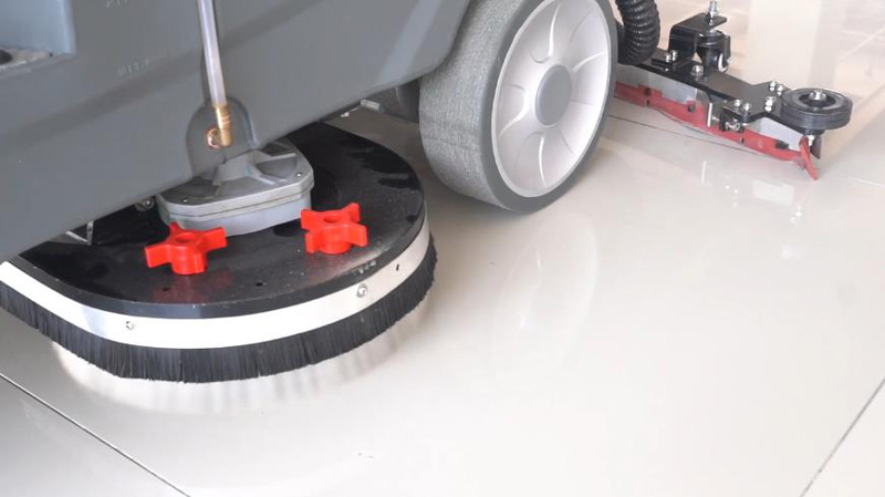 為什么選擇駕駛式洗地機或掃地機？卓越、經濟高效的清潔